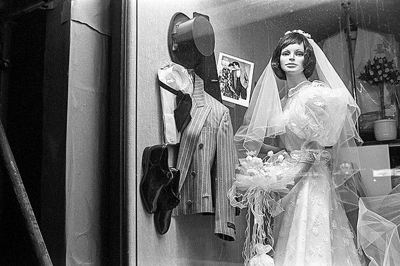 27_Showcase with wedding dress East Berlin in April 1989_JAC