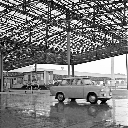 24_Trabant in the old border Berlin in December 1989 _JAC