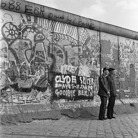 21_Two soldiers pose for a photograph in front of the Wall West Berlin in April 1989_JAC