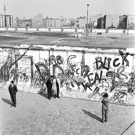 25_View over the Wall with tourists West Berlin in April 1989_JAC