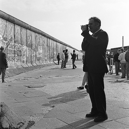 23_Tourist films in front of the Wall West Berlin in April 1989_JAC